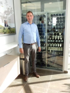 Adriaan Heijboer, Schweizer Sales Manager von Les Grands Chais de France , im Degustationsraum im elsässischen Peterbach.